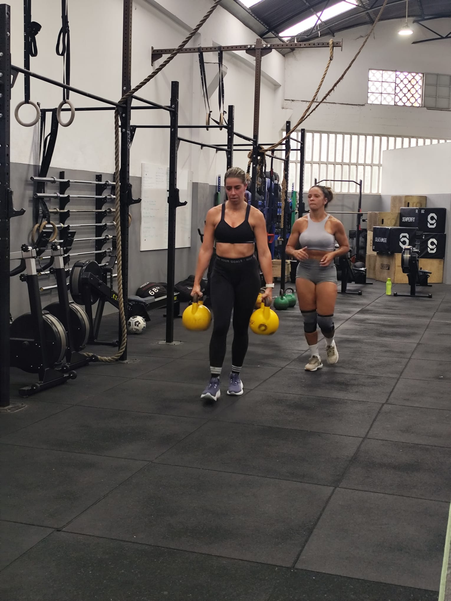 Atletas completam o Kettlebell Farmer Carry no Hybrid Challenge OITO-80.