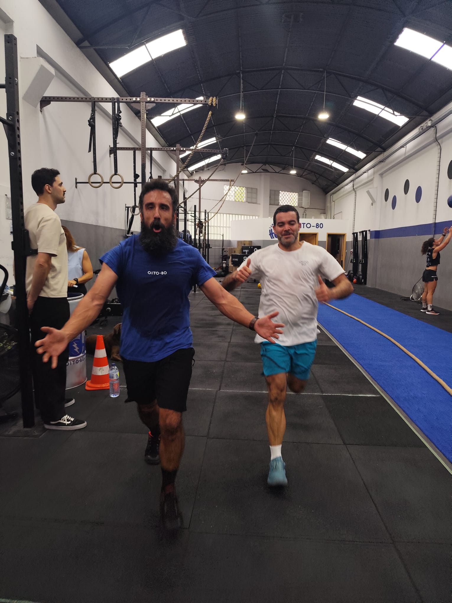 Dois atletas celebram a chegada no Hybrid Challenge OITO-80.