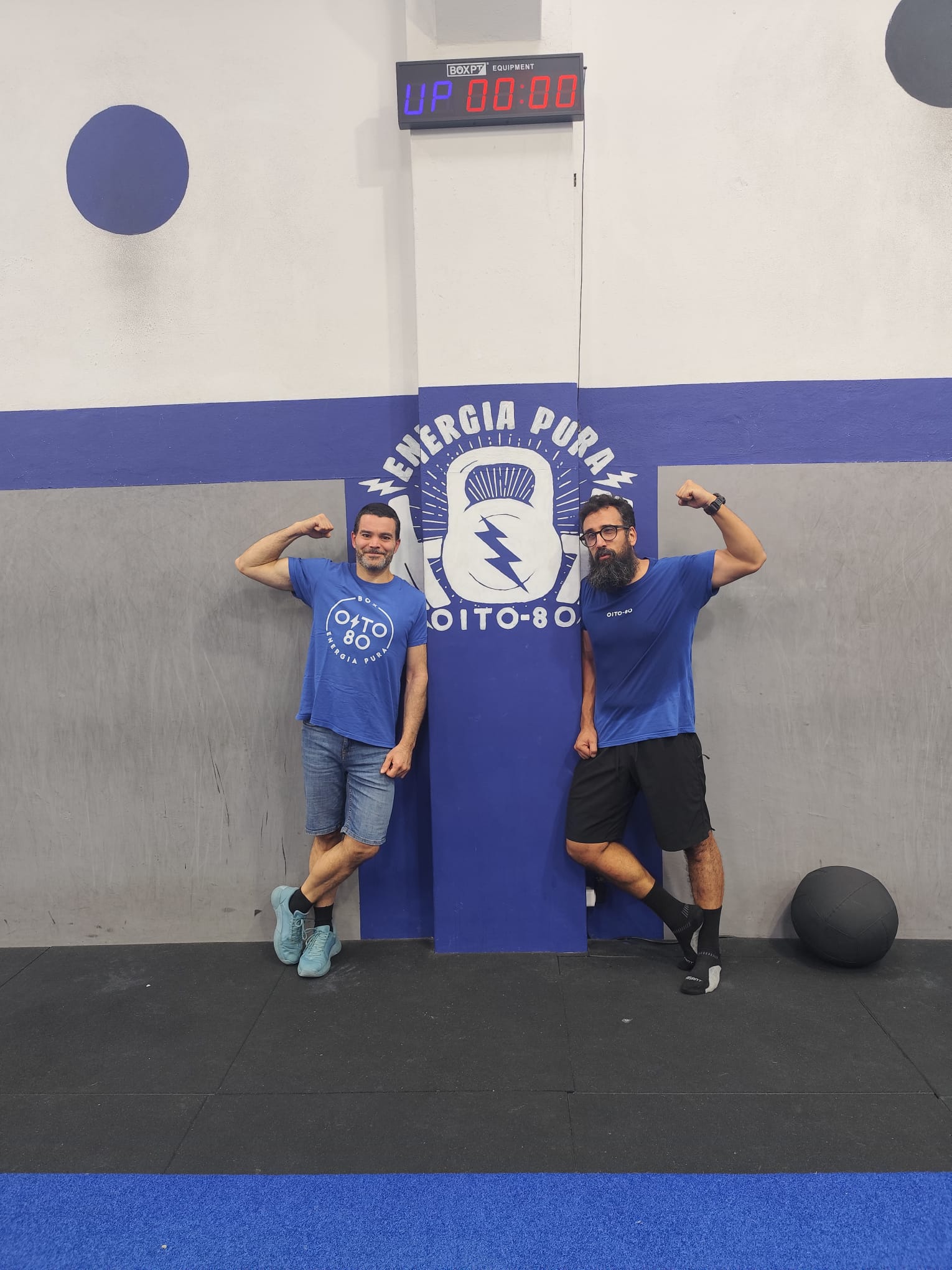 Dois participantes junto à marca OITO-80 depois da prova.
