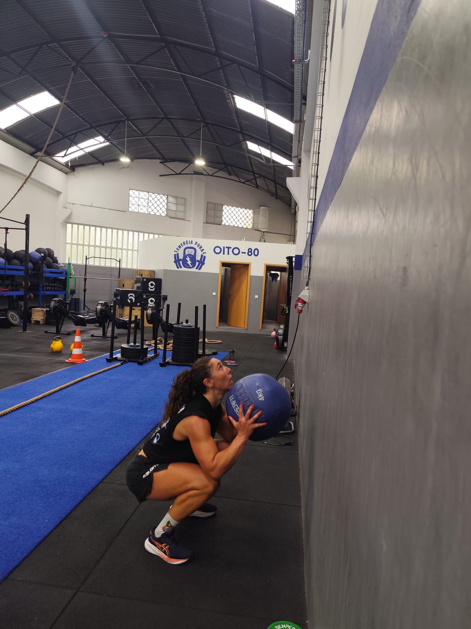 Atleta executa Wall Balls durante o Hybrid Challenge OITO-80.